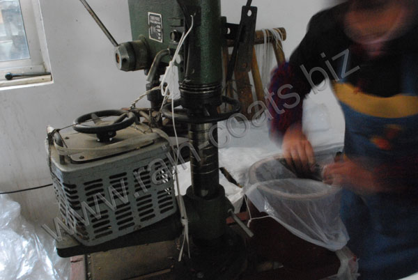 produttore di impermeabile monouso incappucciati
